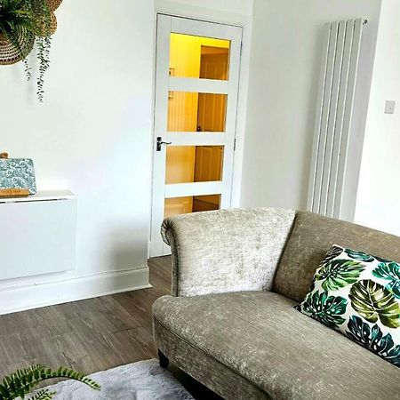 The Ferns - Shared Garden Apartment With Parking Darvel 외부 사진