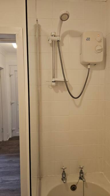 The Ferns - Shared Garden Apartment With Parking Darvel 외부 사진