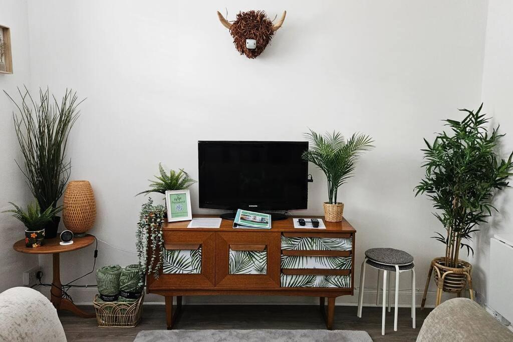 The Ferns - Shared Garden Apartment With Parking Darvel 외부 사진