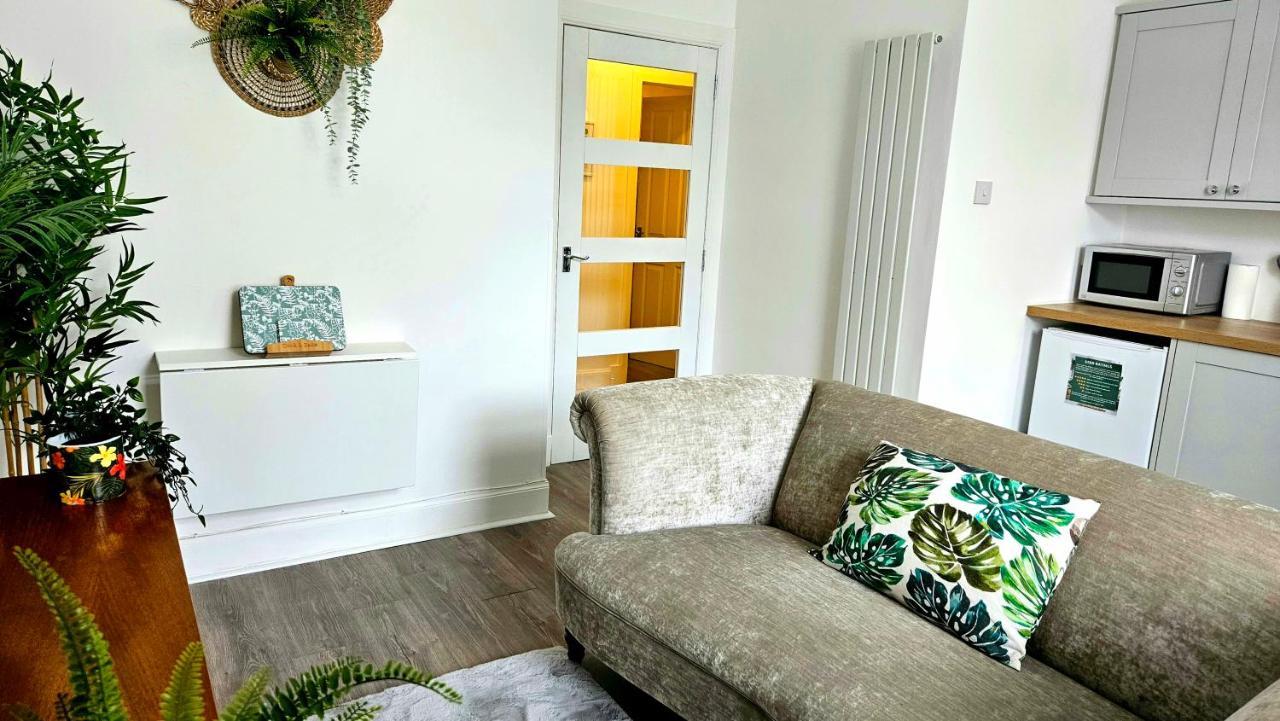 The Ferns - Shared Garden Apartment With Parking Darvel 외부 사진
