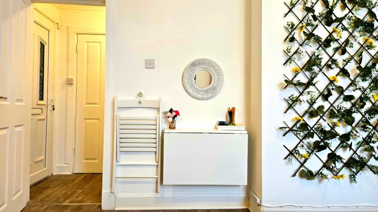 The Ferns - Shared Garden Apartment With Parking Darvel 외부 사진