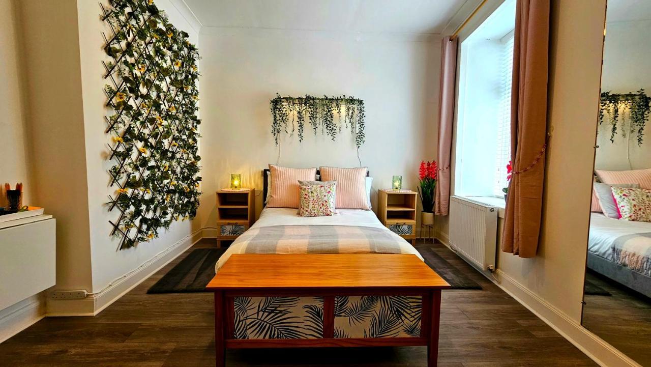 The Ferns - Shared Garden Apartment With Parking Darvel 외부 사진