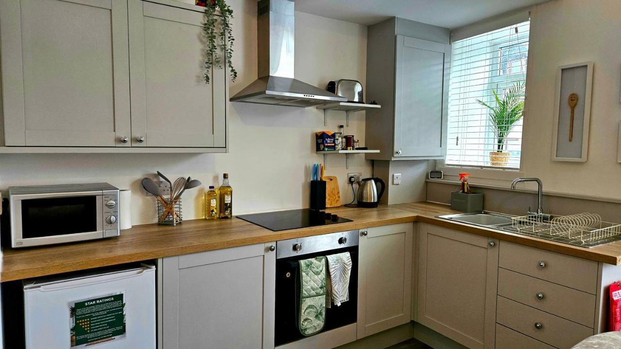 The Ferns - Shared Garden Apartment With Parking Darvel 외부 사진
