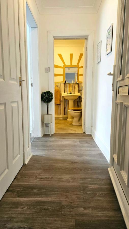 The Ferns - Shared Garden Apartment With Parking Darvel 외부 사진