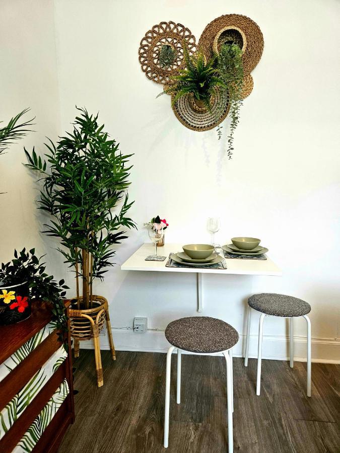 The Ferns - Shared Garden Apartment With Parking Darvel 외부 사진