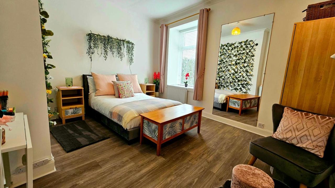 The Ferns - Shared Garden Apartment With Parking Darvel 외부 사진
