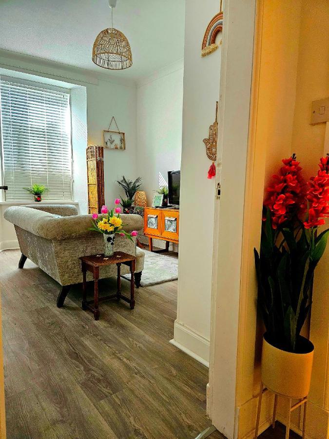 The Ferns - Shared Garden Apartment With Parking Darvel 외부 사진